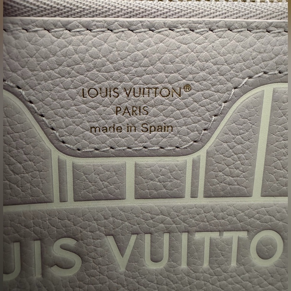 LV Neverfull BB Pouch in Misty Lilac - Picture 4 of 5